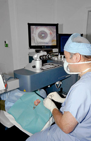 Chirurgien en opération des yeux à la Clinique Lamartine